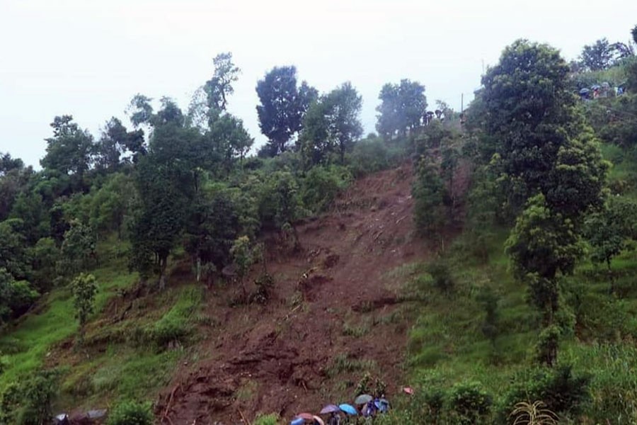 झापामा पहिरोले घर पु¥यो, एक जनाको मृत्यु, तीन घाइते