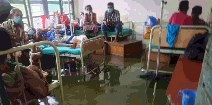 भरतपुर अस्पतालभित्रै भल पस्यो, चकित्सकहरु बुट लगाएर उपचार गर्दै