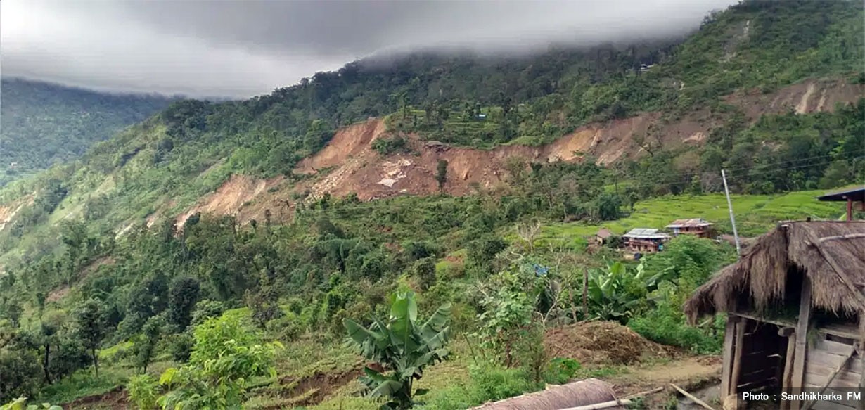 अर्घाखाँचीको शितगंगामा ६ घर भत्किए, २० घर उच्च जोखिममा