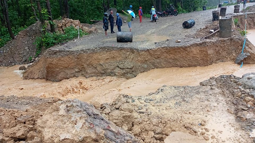 रुपन्देहीको देवदहमा सडक भासिँदा पूर्व पश्चिम राजमार्ग अवरुद्ध