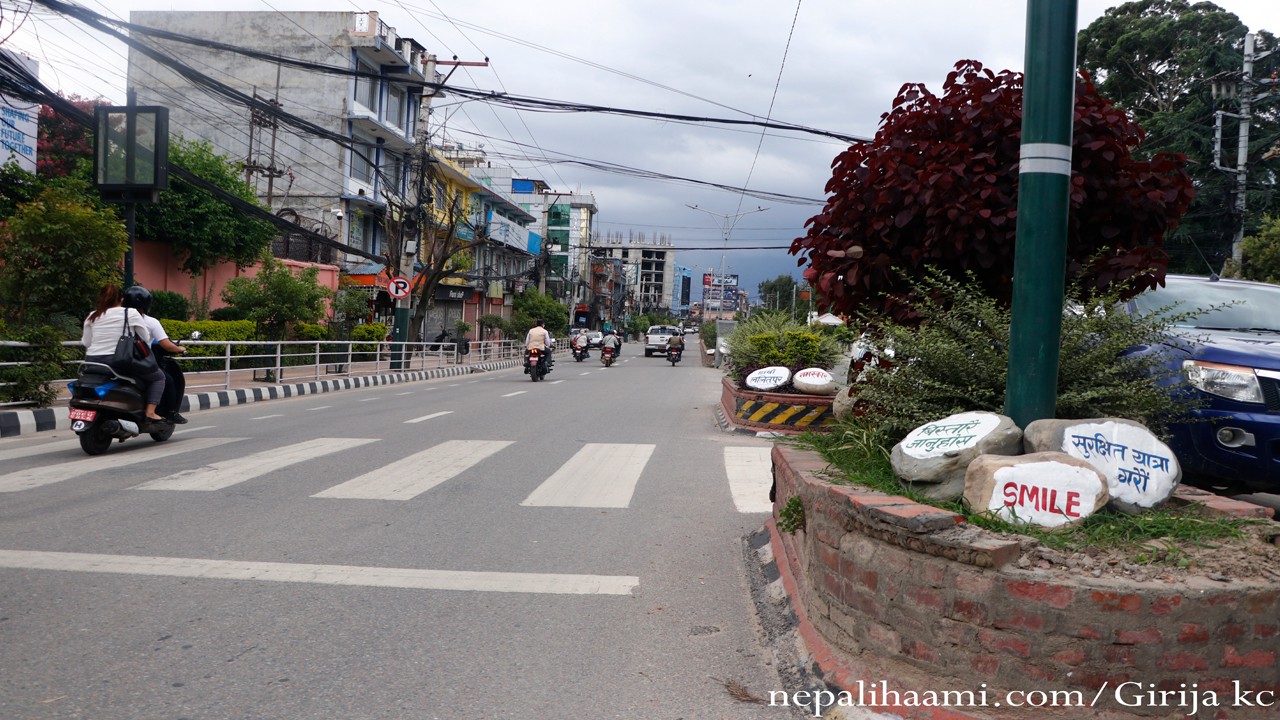 ललितपुर महानगरको अर्को अभियान, ढुंगामा लेखेर ट्राफिक सचेतना(भिडियो सहित)