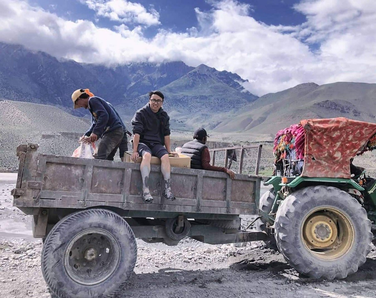 ट्याक्टरबाट मुस्ताङ पु¥याइयो कोरोना खोप