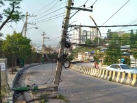 ललितपुरको हात्तीवनमा मापसे चालकको कार पोलमा ठोक्किँदा तीन घाइते