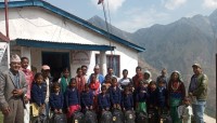 जोखिममा परेका ८३ बालबालिकालाई खाद्यान्न र शैक्षिक सामग्री वितरण