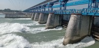 महाकालीमा पानीको प्रवाह बढेपछि सवारी साधन सञ्चालनमा रोक