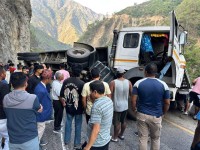 चितवनमा ट्रक पल्टिँदा नारायणगढ–मुग्लिन सडक अवरुद्ध