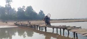 लालझाडी गाउँपालिकाको निजी पुलः साइकल तारेको १० मोटरसाइकलको २० रुपैयाँ