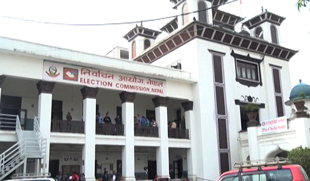 निर्वाचन आयोग पुगे प्रचण्ड–नेपाल
