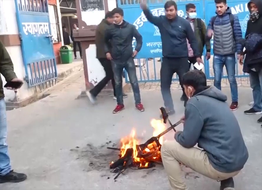 प्रचण्ड–माधव समूहका विद्यार्थीहरुद्वारा चितवनमा प्रधानमन्त्रीको पुत्ला दहन
