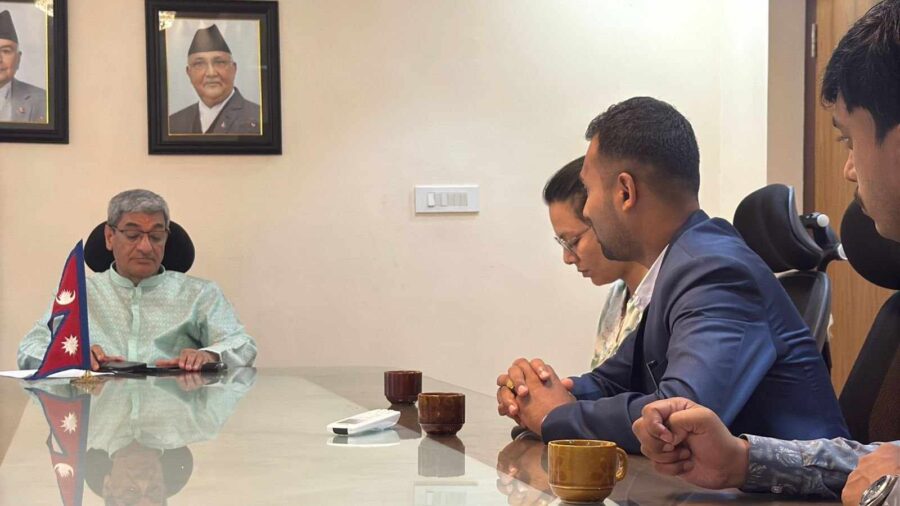डाक्टर केशव श्रेष्ठको गृहमन्त्रीसँग भेट