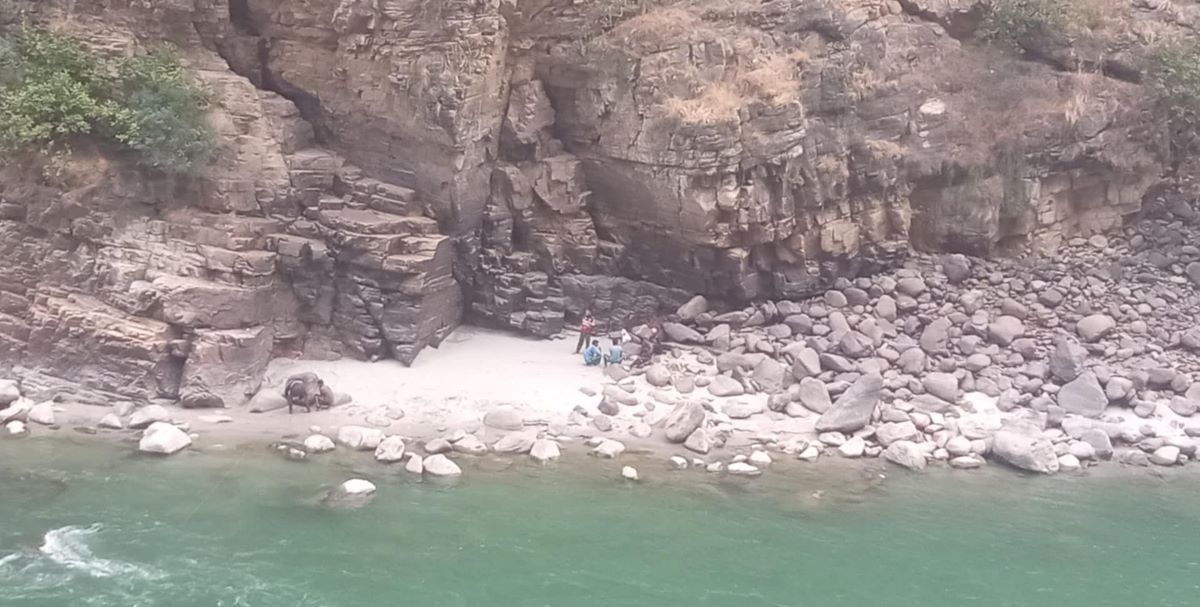 उद्धारमा गएका ८ जना भीरमै अड्किए