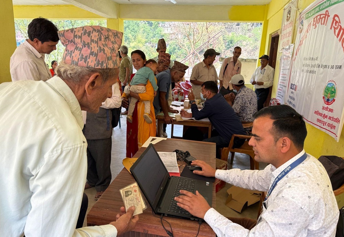 मालिकार्जुनले वडामै पुगेर सामाजिक सुरक्षा भत्तासँगै बिरामी जाँच गर्दै