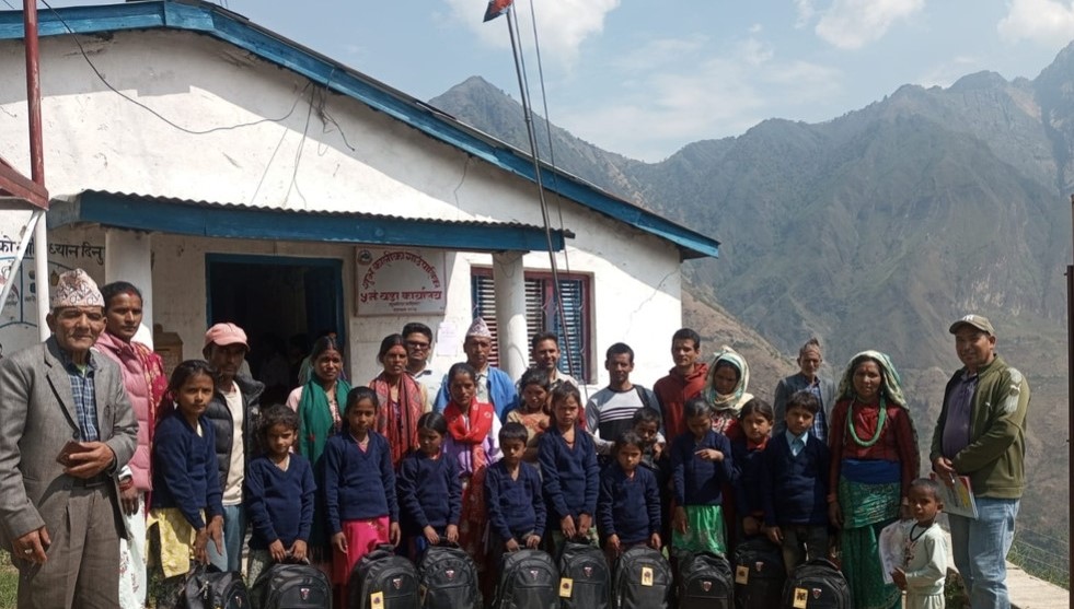 जोखिममा परेका ८३ बालबालिकालाई खाद्यान्न र शैक्षिक सामग्री वितरण