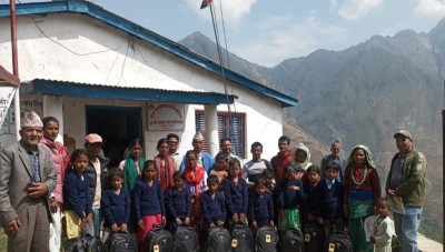 जोखिममा परेका ८३ बालबालिकालाई खाद्यान्न र शैक्षिक सामग्री वितरण
