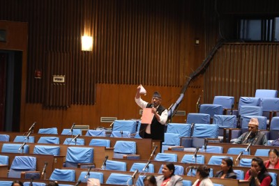 सांसद अम्मरबहादुर थापाद्वारा बजेट पुस्तिका च्यात्दै संसदमा विरोध