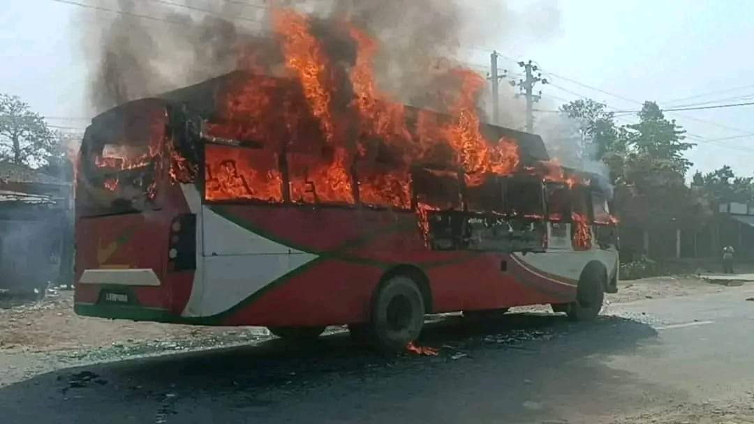  साईकल यात्रीलाई ठक्कर दिने बसमा आगजनी