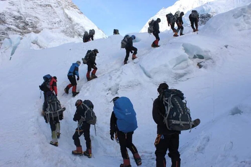 दशजना शेर्पाको टोली एकैसाथ सगरमाथाको चुचुरोमा